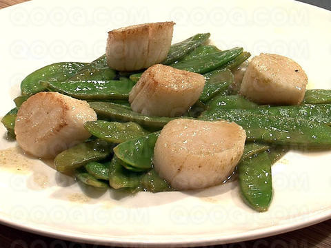 Noix de Saint-Jacques aux pois gourmands et jus de pomme verte