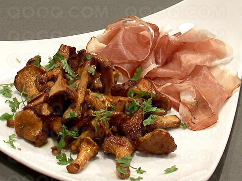 Poêlée de girolles fraîches à l’échalote et fines tranches de jambon fumé
