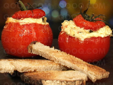 Tomates farcies de petits légumes et fromage de chèvre frais 
