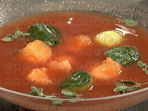Potage glacé à la tomate, parisienne de légumes