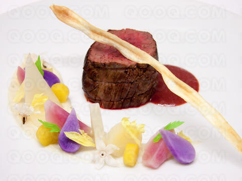 Noisette de biche et jus à la griotte, mousseline de céleri et petits légumes