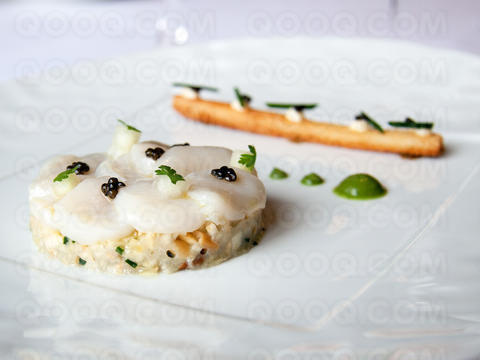Carpaccio de noix de Saint-Jacques, rémoulade de céleri aux huîtres et caviar