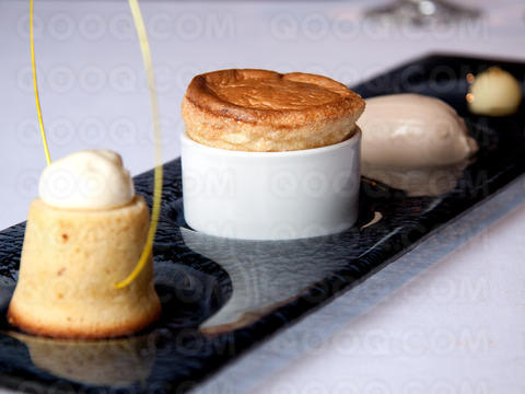 Biscuit soufflé au Grand-Marnier, St-Germain et crème glacée à la châtaigne