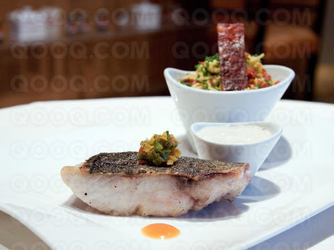 Daurade royale de pêche côtière à l'anchois, riz aux épices safranées