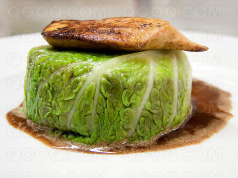 Chartreuse de chou à la queue de boeuf et foie gras poêlé