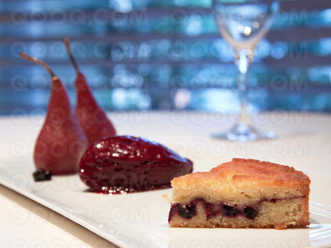 Poire pochée au cassis 