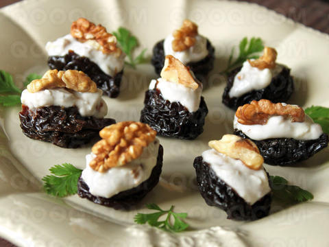 Pruneaux fourrés au roquefort et aux noix